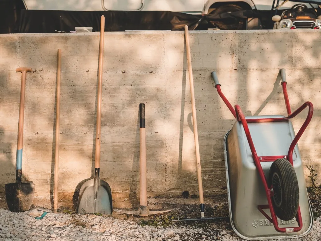 Gereedschap tegen een muur dat je kunt gebruiken om een tuin goed aan te leggen