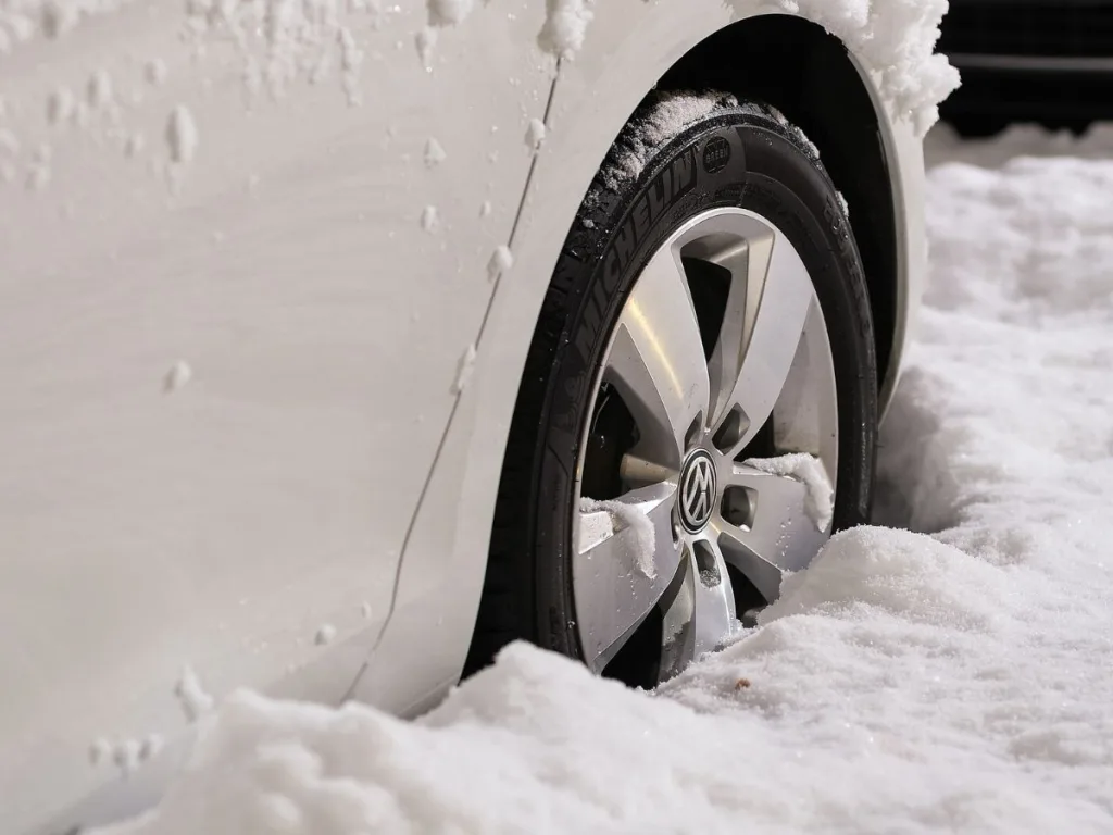 Band van een auto in de sneeuw bij een kettingbotsing