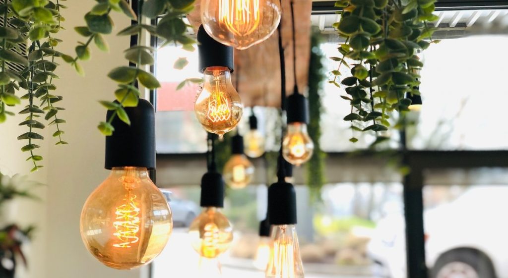 Hanglampen met groene bladeren zorgen voor sfeervolle verlichting op je werkplek