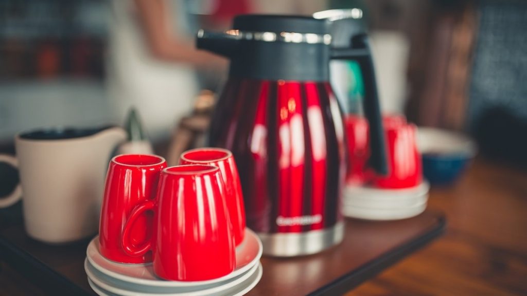 Rode waterkoker met rode kopjes