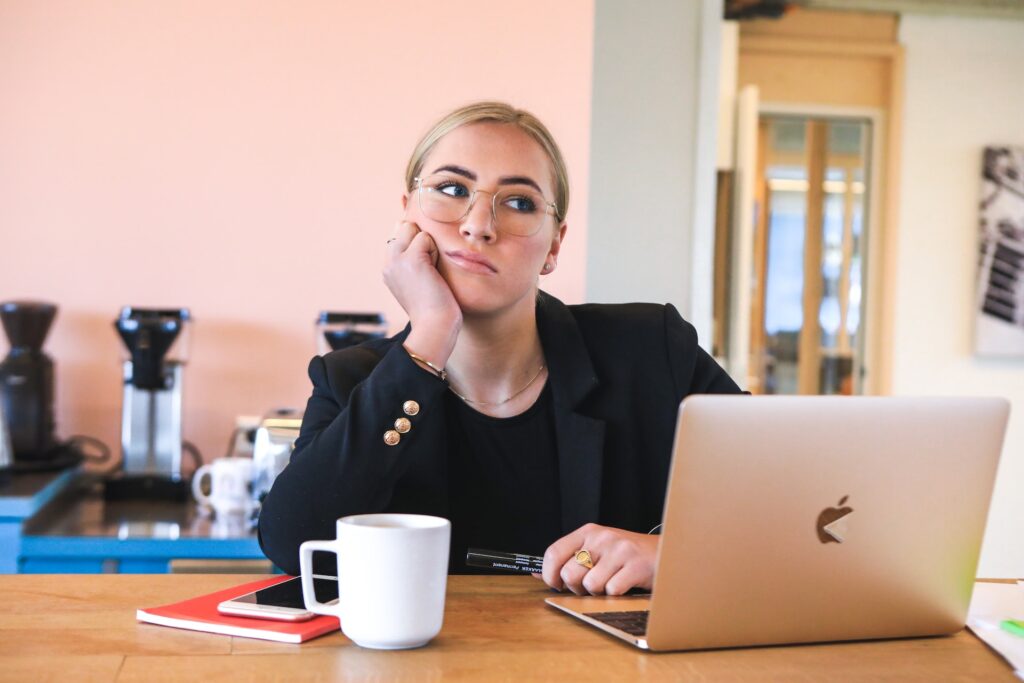 Thuiswerken kan vervelend en eenzaam worden na een tijdje (WonenWerkenLeven.nl)