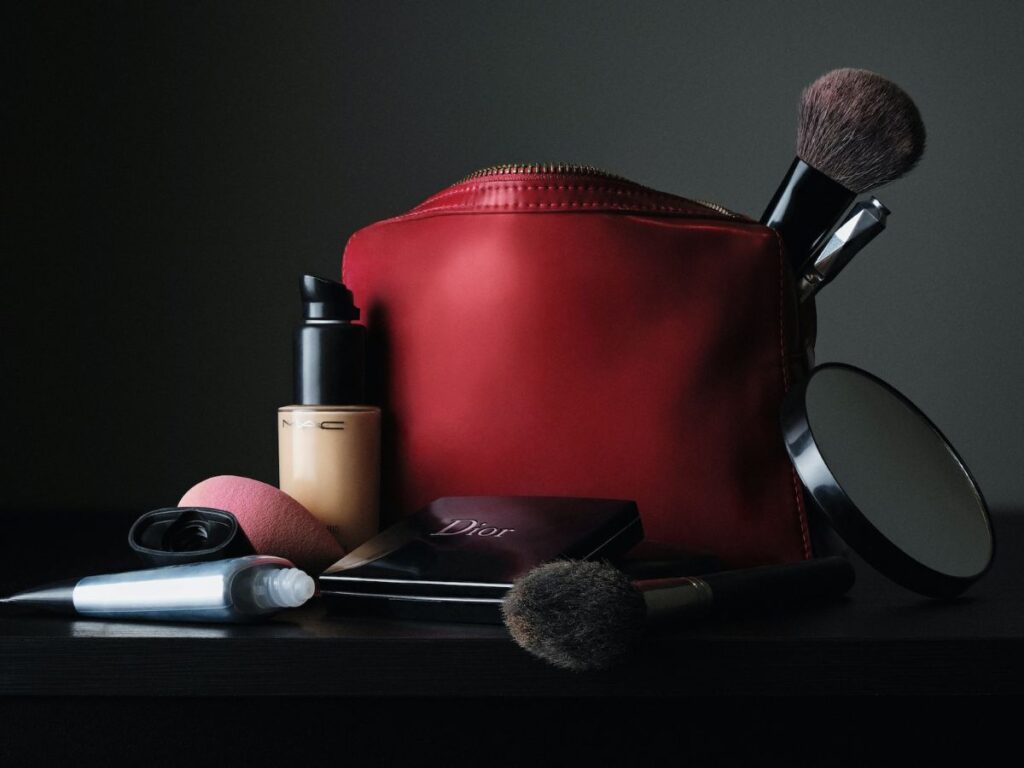 Berg je make up op in een handige opberger - Rood make up tasje met make up artikelen