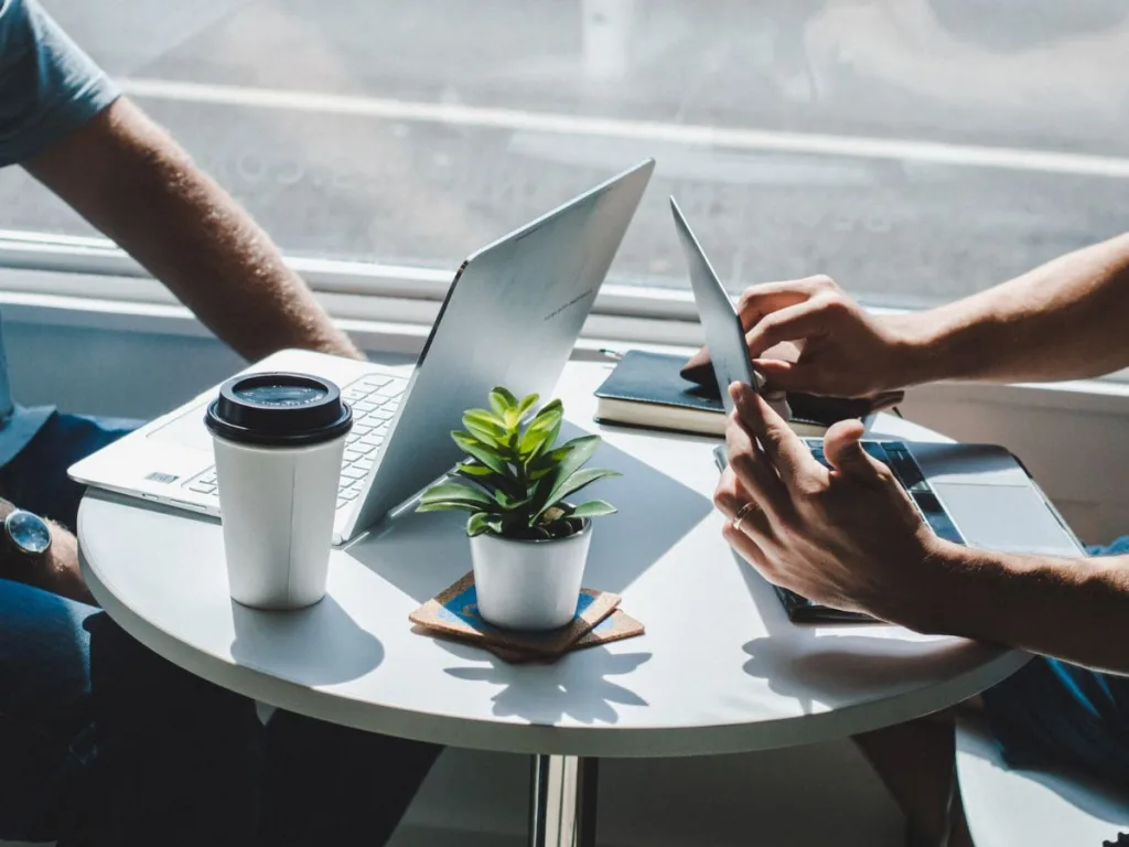 Haal meer uit je werktijd als ondernemer met onze tijd optimalisatie tips - Twee mannen met aan tafel met een laptop