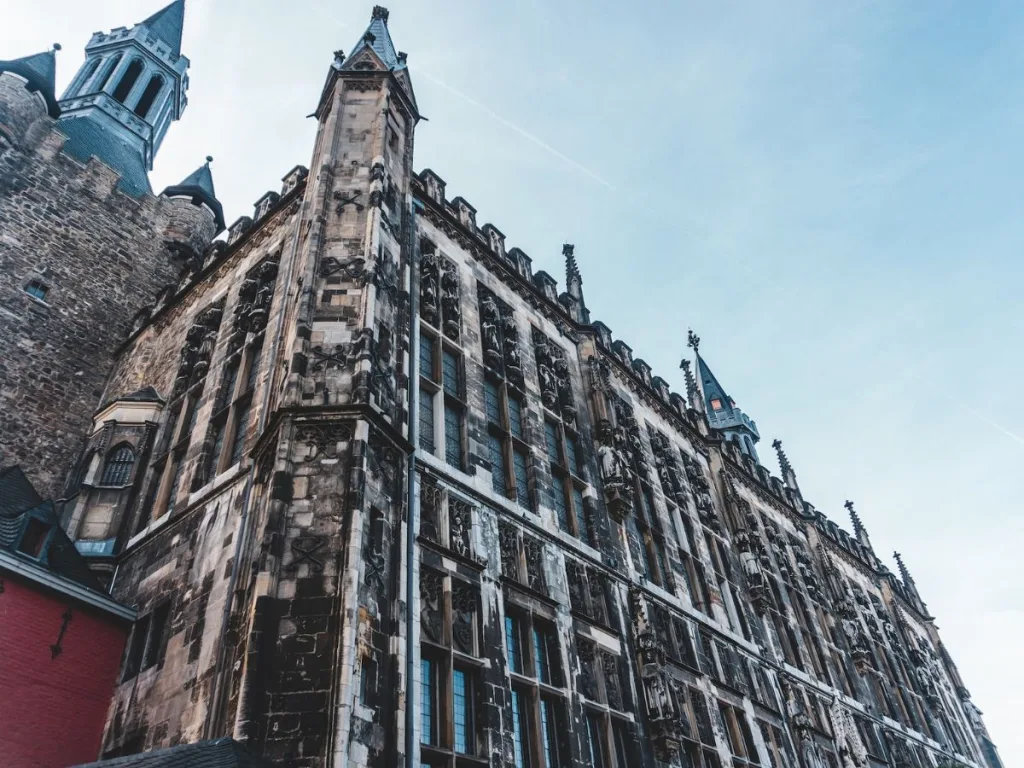 Het Rathaus van Aken in Duitsland is een aanrader om te bezoeken