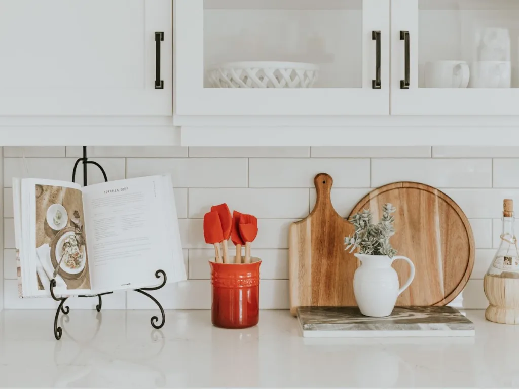 Opgeruimd aanrecht met een kookboek en kookgerei