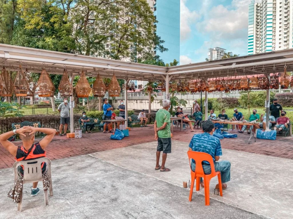 Pleintje met kraampjes en vogel hobbyisten in Singapore