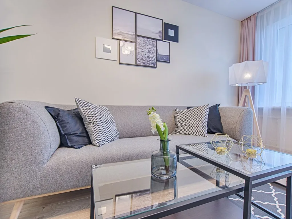 Grijze bank met glazen salontafels in modern interieur