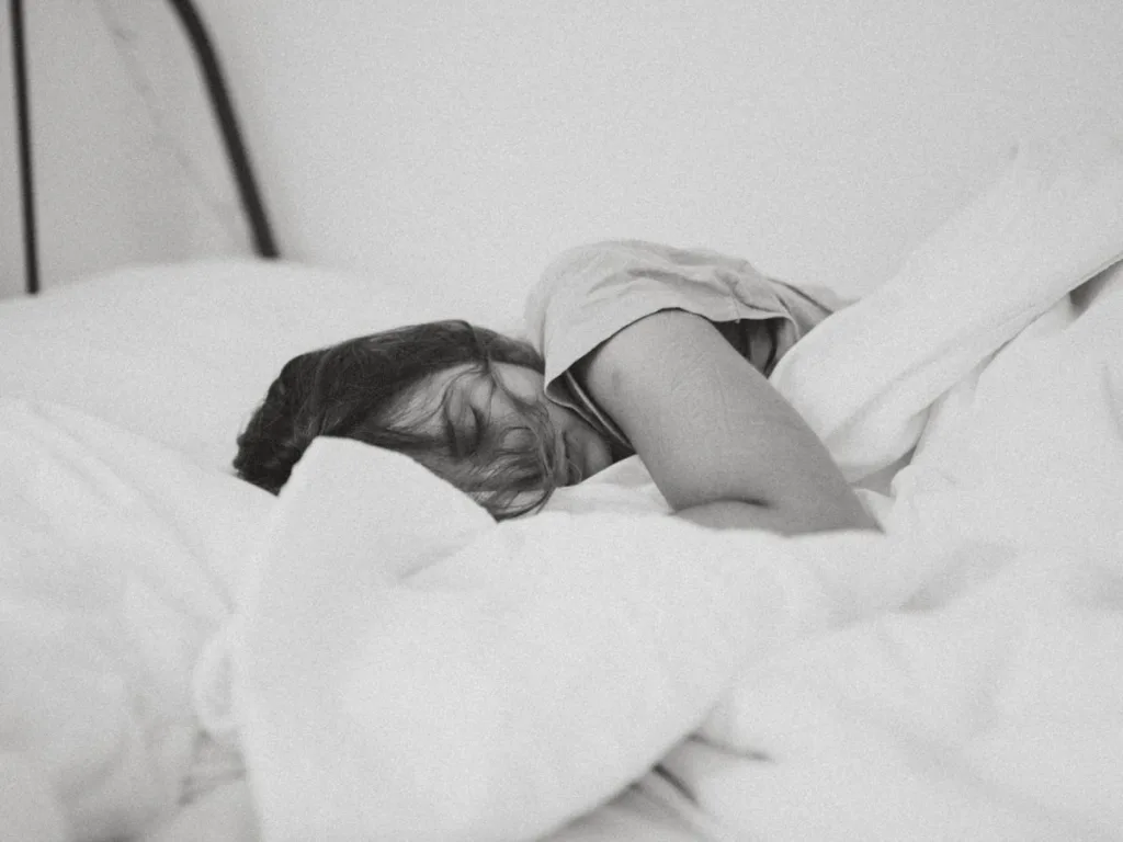 Vrouw ligt in bed te slapen