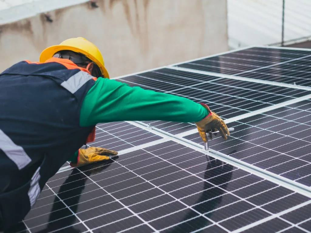 Man is zonnepanelen aan het installeren