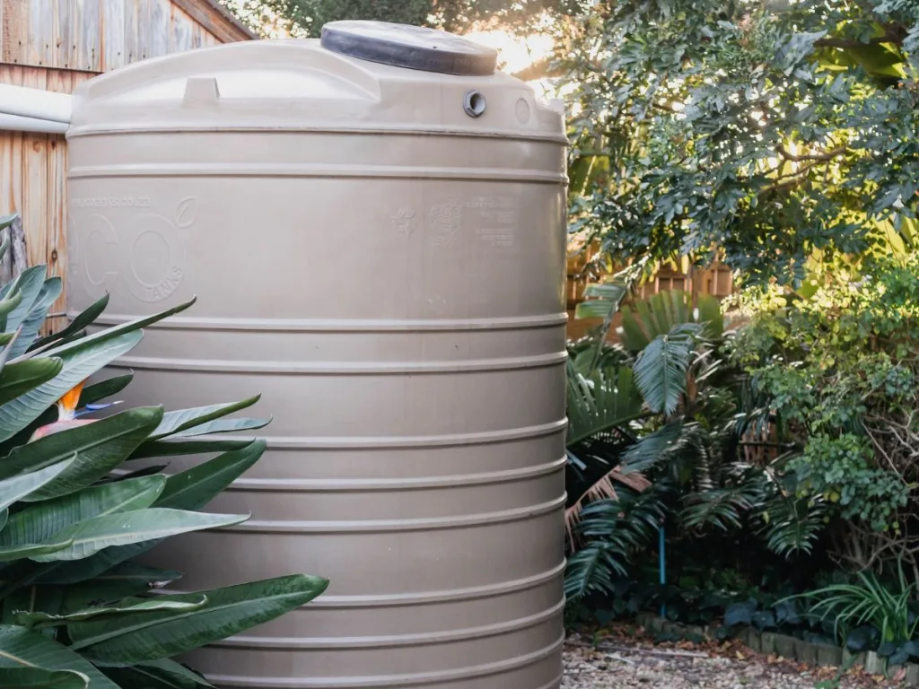 Grote regentank in een tuin om regenwater op te vangen