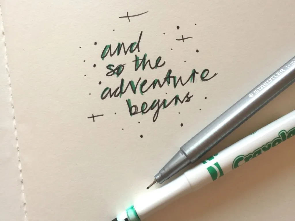 Mooie handlettering tekst met een pen en groene stift ernaast