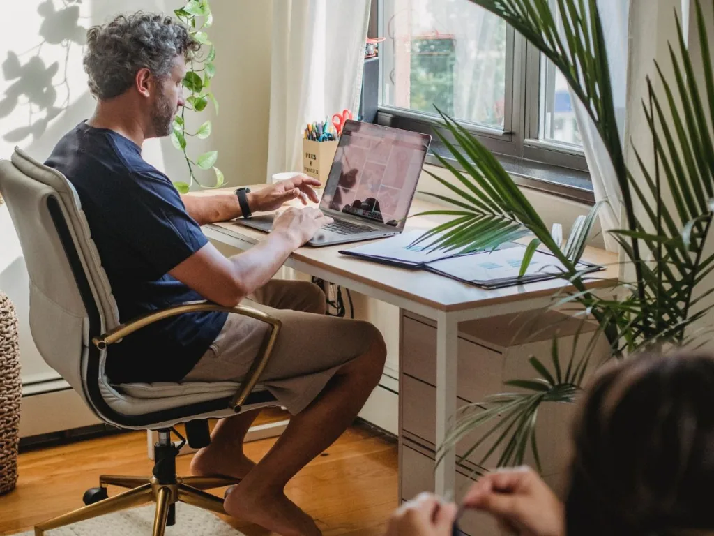 Man zit in de woonkamer te werken