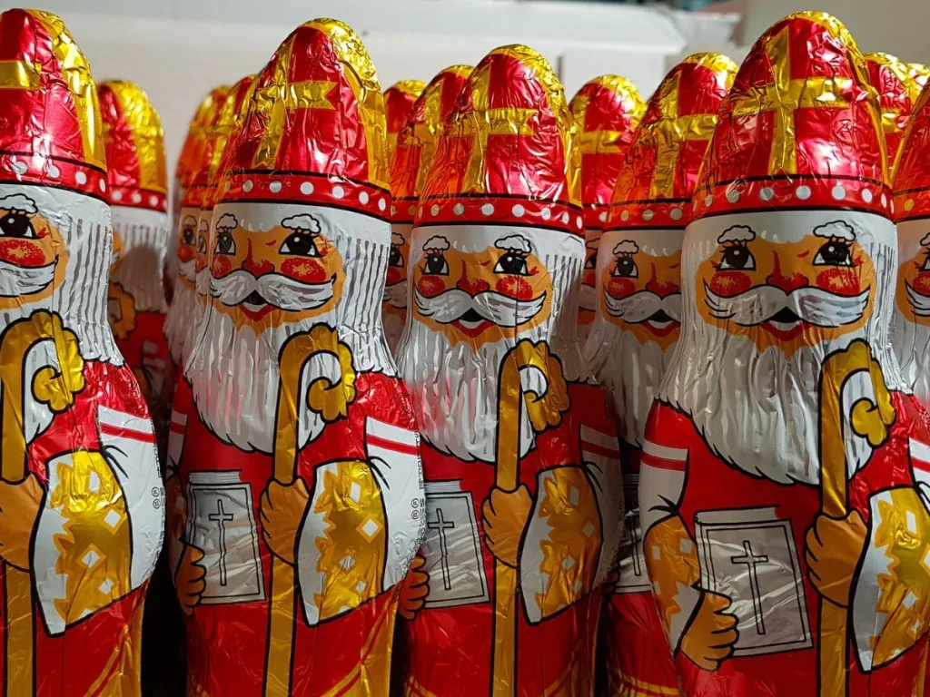 Veel chocolade Sinterklaasjes naast elkaar