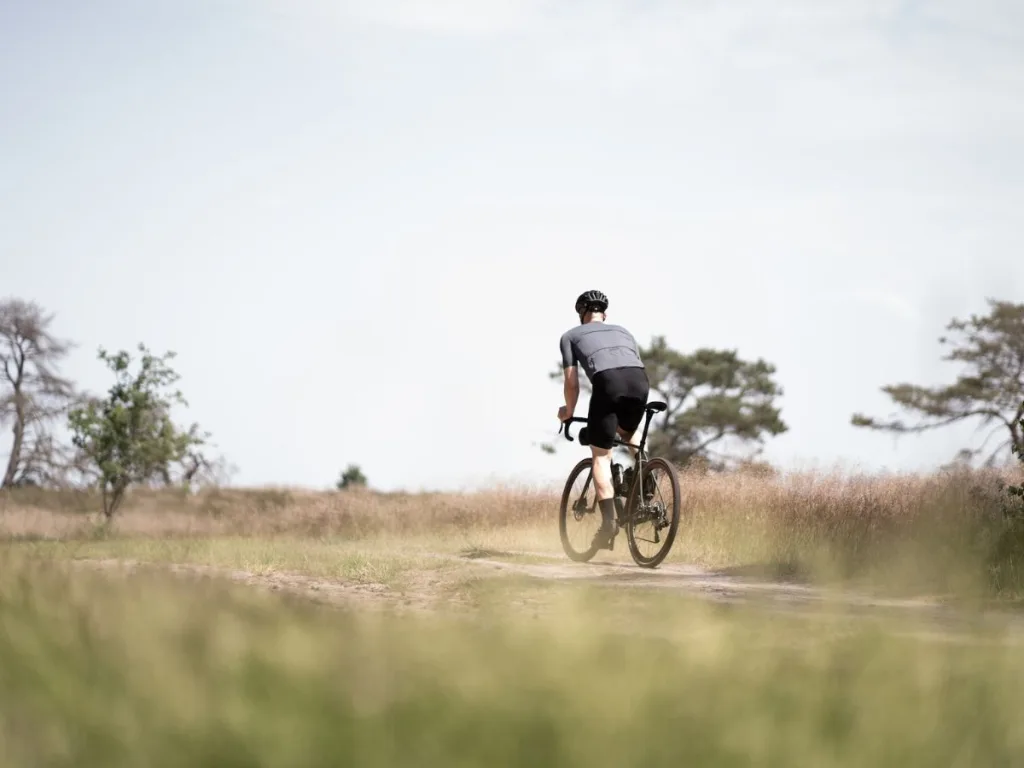 Man fietst voor zijn plezier door de natuur