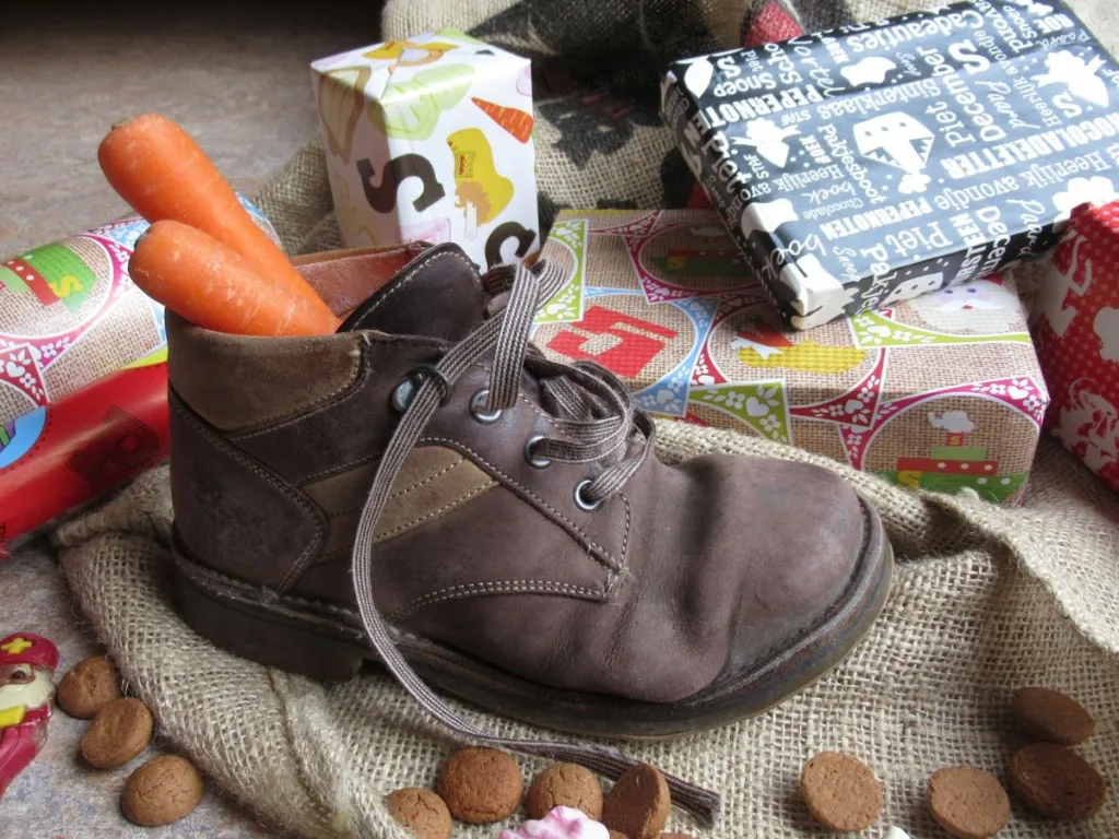 Schoen met een wortel erin en cadeaus er omheen is klaargezet voor Sinterklaas