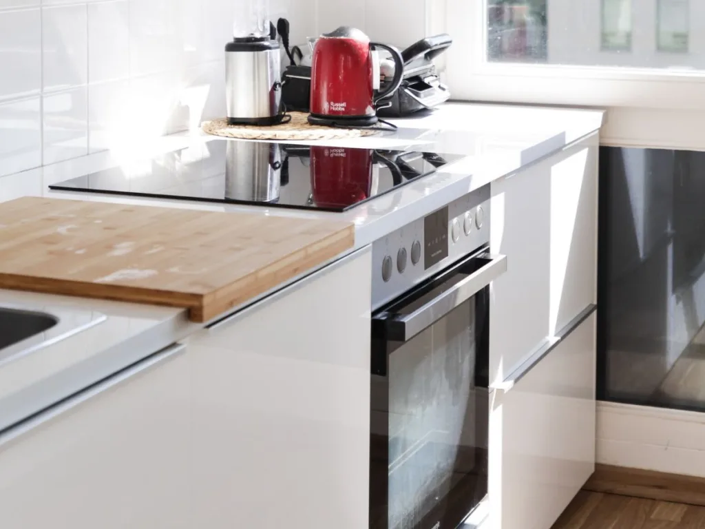 Simpele witte Ikea keuken met een oven en een koopplaat