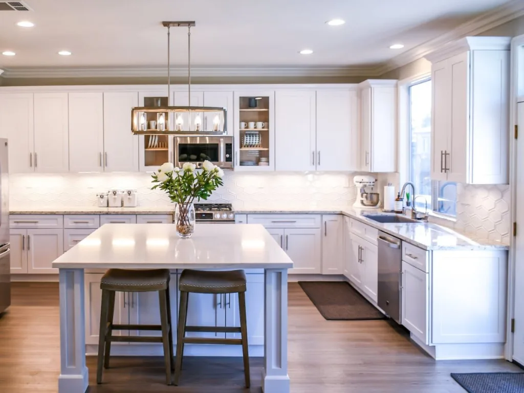 Grote lichte Ikea keuken met kookeiland in het midden