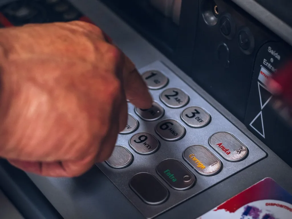 Man pint geld uit zijn noodfonds bij een pinautomaat