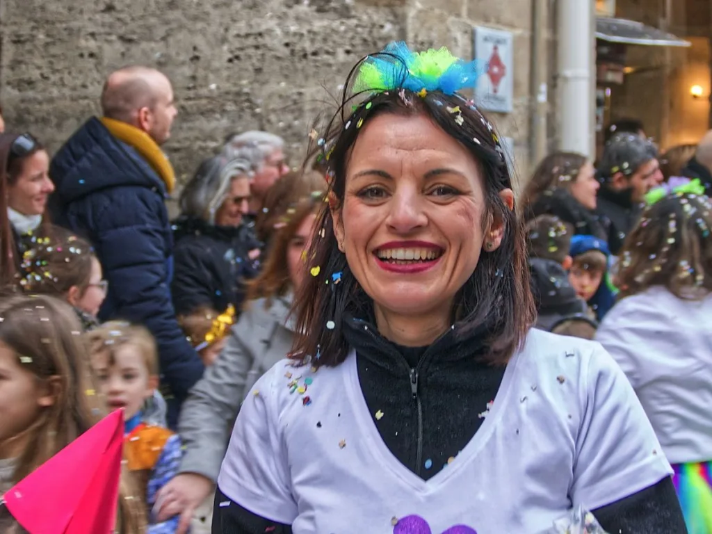 Vrouw viert carnaval met zelf samengestelde carnaval outfit