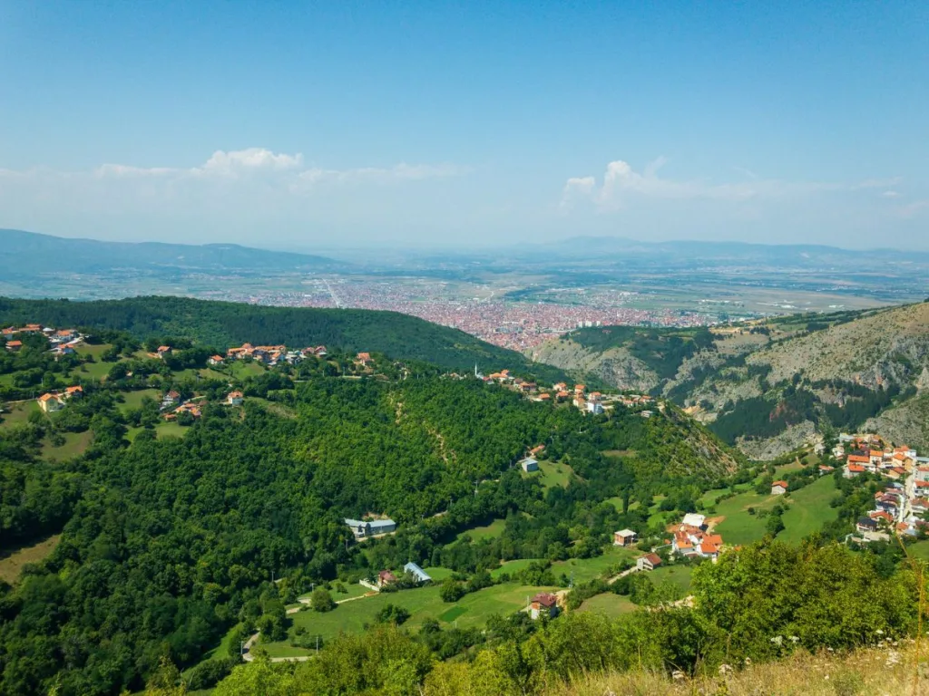 Prachtig landschap met heuvels, bergen en dorpen dat je kunt tegenkomen tijdens een vakantie in Kosovo