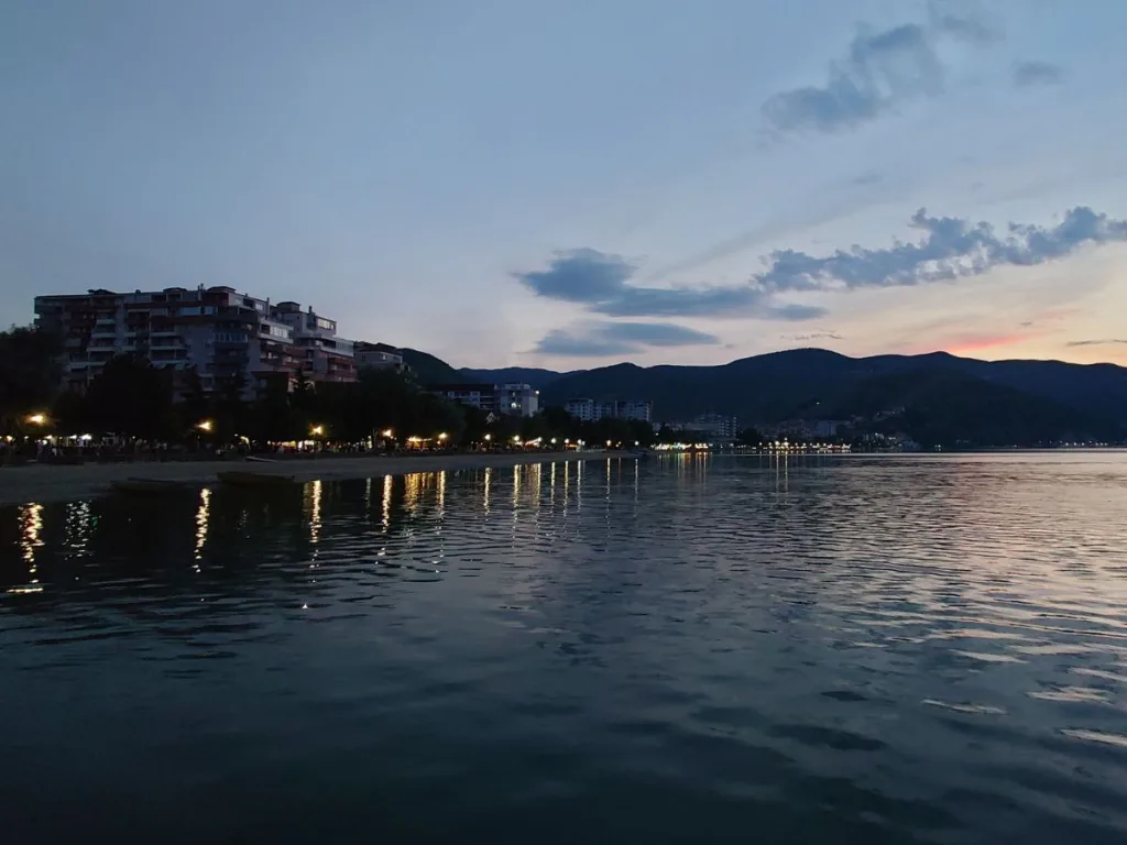 Avondfoto van Pogradec in Albanie aan het meer van Ohrid