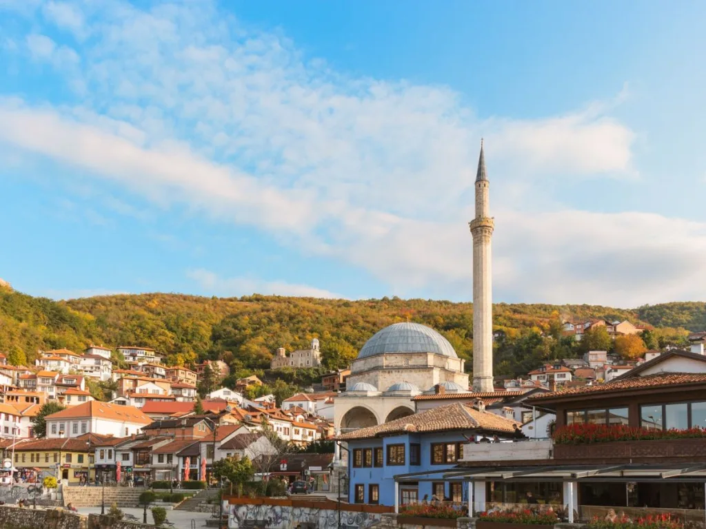 Overzichtsfoto van stad Prizren die je kunt bezoeken tijdens een vakantie in Kosovo