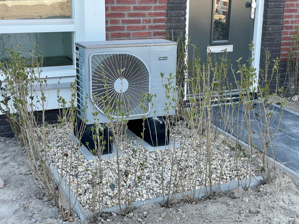 Warmtepomp in de voortuin