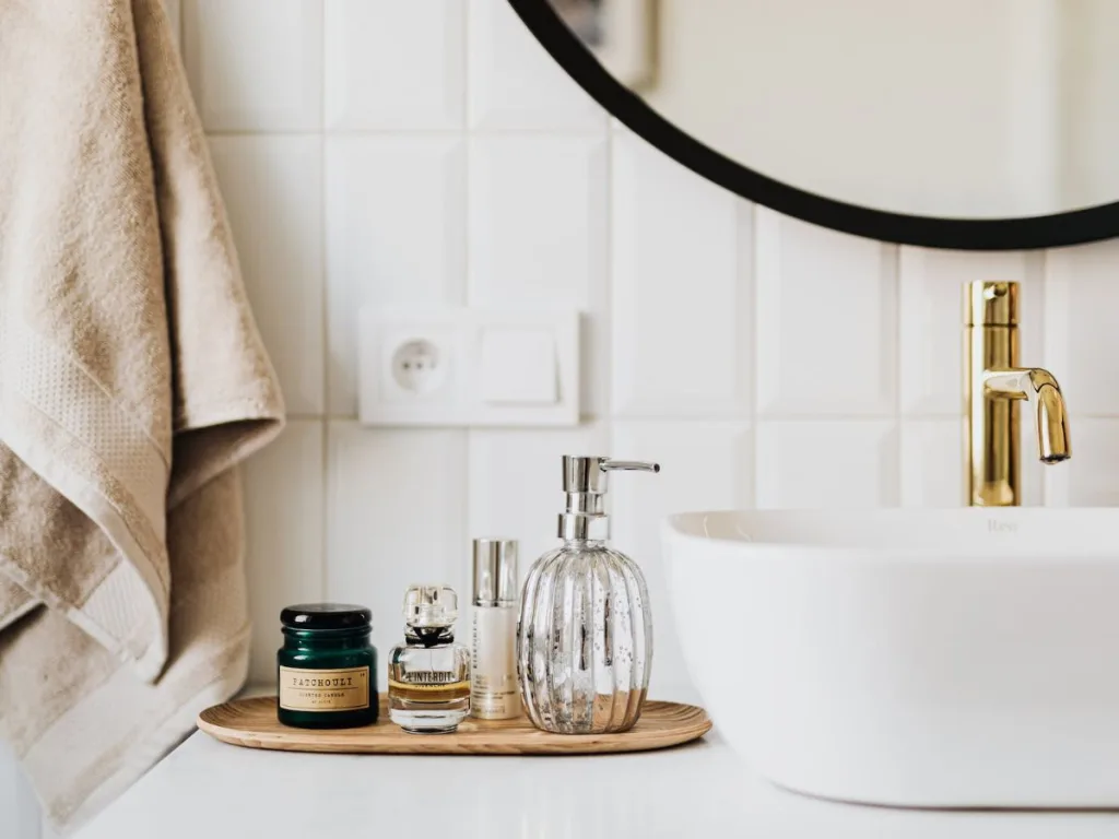 Licht wellness badkamer met accessoires op een schaaltje naar een lichte waskom
