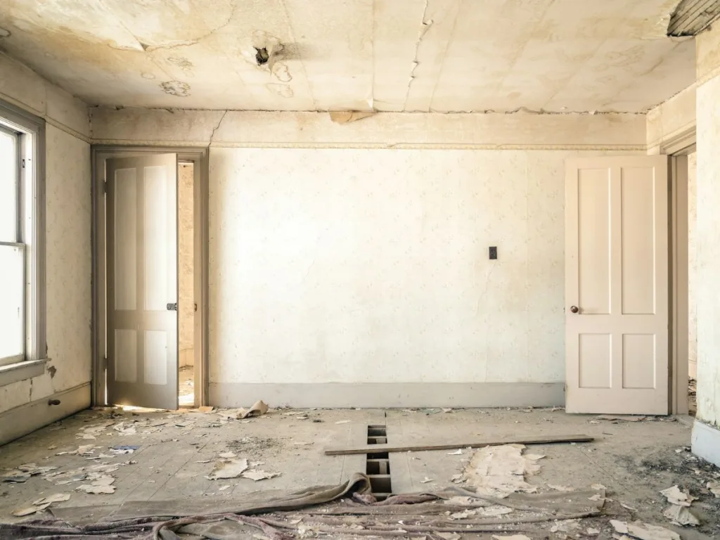Kale kamer in huis die tijdens het klussen in huis helemaal leeggehaald is
